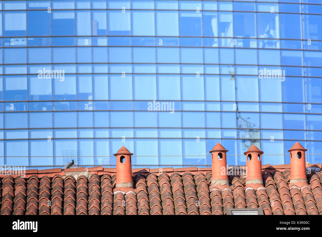 Der Kontrast zwischen alten typischen Häusern und neuen modernen Gebäuden und Wolkenkratzern Mailand Lombardei Italien Europa Stockfoto
