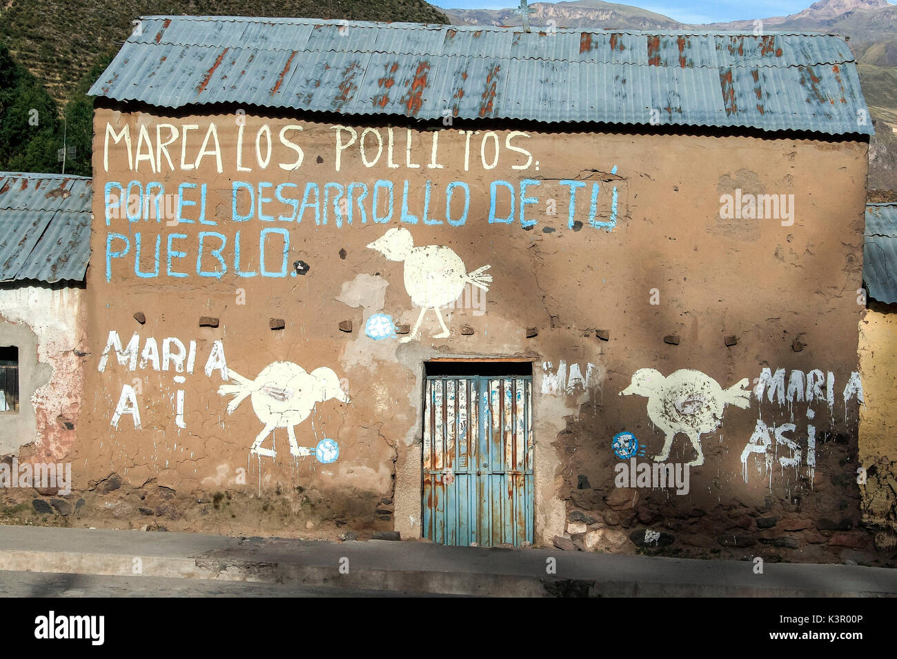 Politische Propaganda Nachrichten an den Wänden eines Hauses im Conca Valley in Peru Südamerika Stockfoto