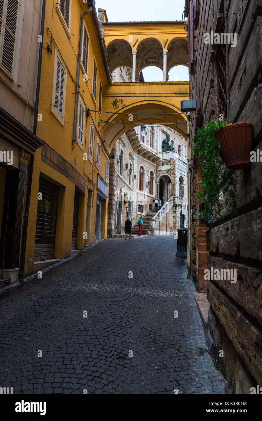 Eine typische Gasse und die Architektur der alten Stadt von Fermo Marche Italien Europa Stockfoto