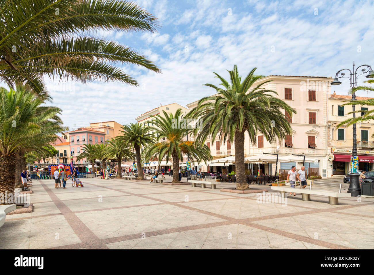 Die Promenade, umrahmt von Palmen Bäume Caprera La Maddalena Insel Sardinien Italien Europa Stockfoto