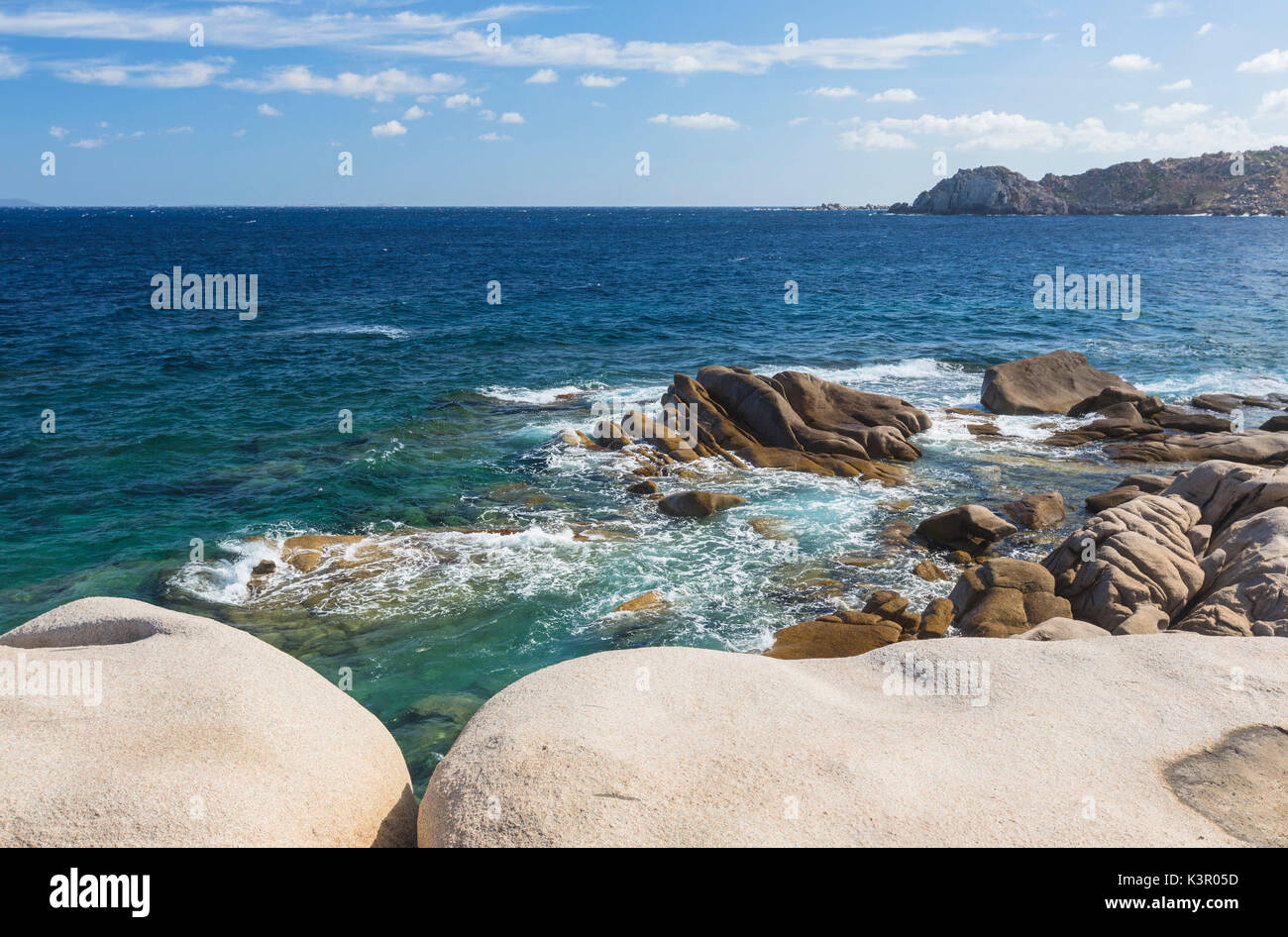 Granitfelsen der Klippen Rahmen das türkisfarbene Meer Capo Testa Santa Teresa di Gallura Provinz Sassari Sardinien Italien Europa Stockfoto