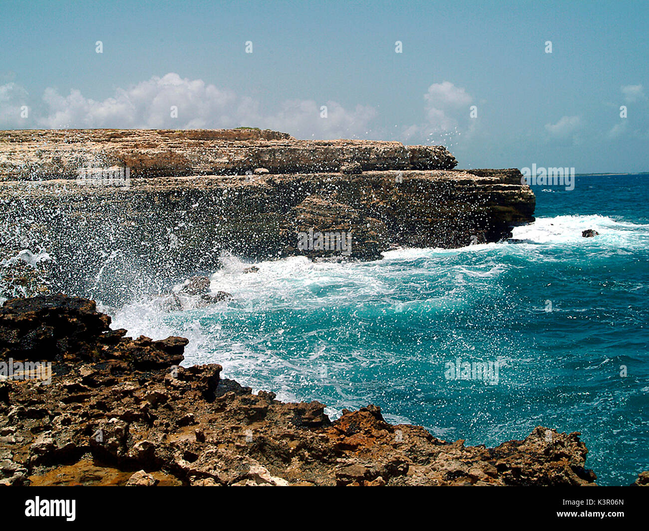 Devil's Bridge ist ein natürlicher Bogen durch das Meer von weichen und harten Kalkstein leisten von der Antigua Bildung geschnitzt, eine geologische Abteilung des nord-östlichen Teil von Antigua. Wurde eine Brücke erstellt, wenn eine weiche Teil der Kalkstein von Aktion von Atlantic Leistungsschalter über unzählige Jahrhunderte - Antigua und Barbuda Antillen erodiert Stockfoto
