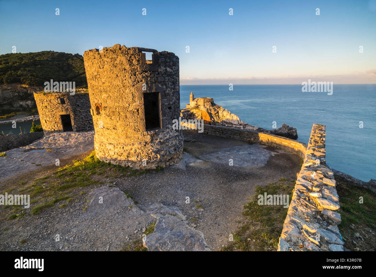 Sonnenaufgang auf den alten Ruinen und Kirche thront auf der Landzunge Portovenere Provinz von La Spezia Ligurien Italien Europa Stockfoto