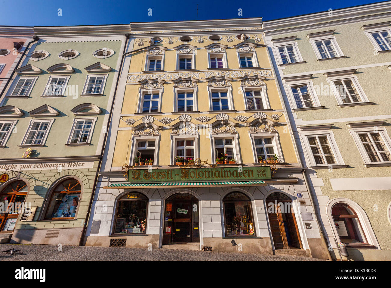 Die typische Architektur der bunten Fassaden von Gebäuden durch blue sky Passau Niederbayern Deutschland Europa gerahmt Stockfoto