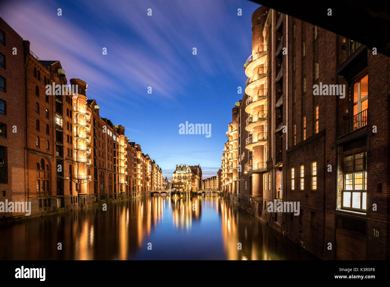 Blaue Dämmerung und Leuchten sind in Poggenmühlenbrücke mit Wasser schloss zwischen Brücken Altstadt Hamburg Deutschland Europa Stockfoto