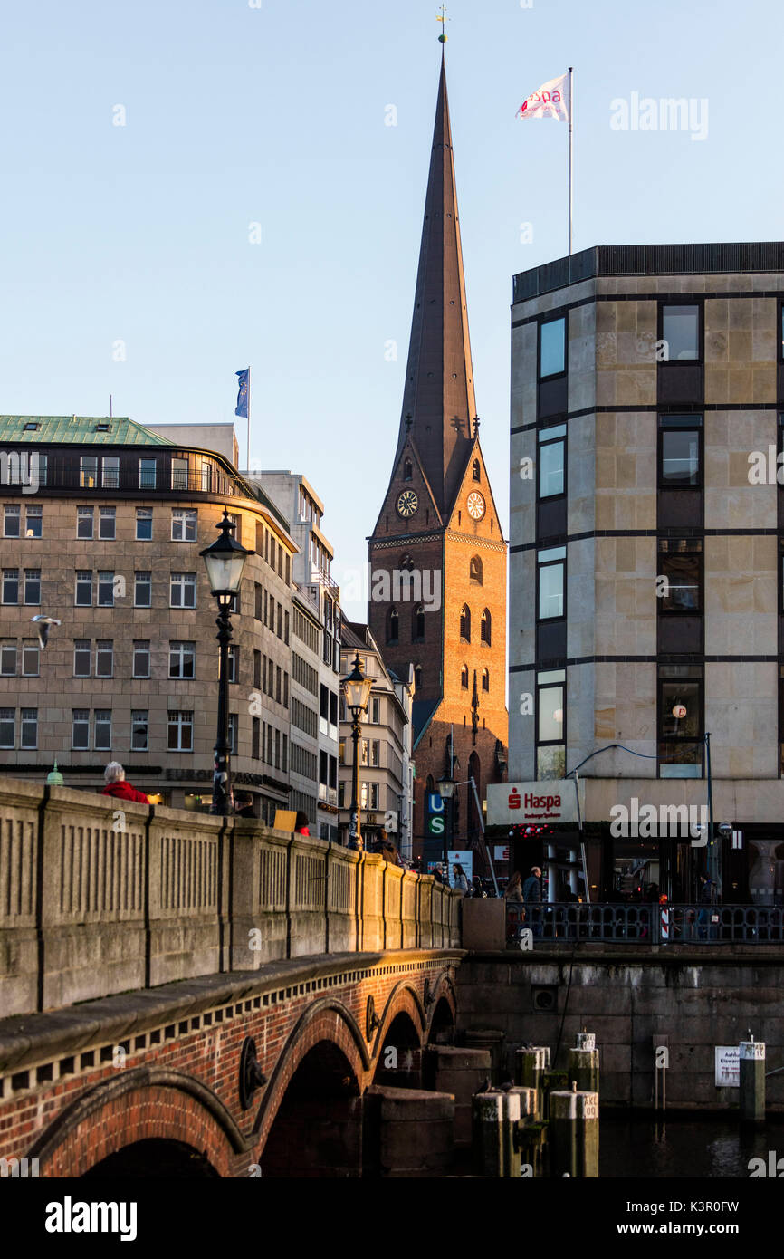 Ansicht der Neorenaissance Glockenturm von einer Brücke und die Gebäude der Innenstadt Hamburg Deutschland Europa Stockfoto