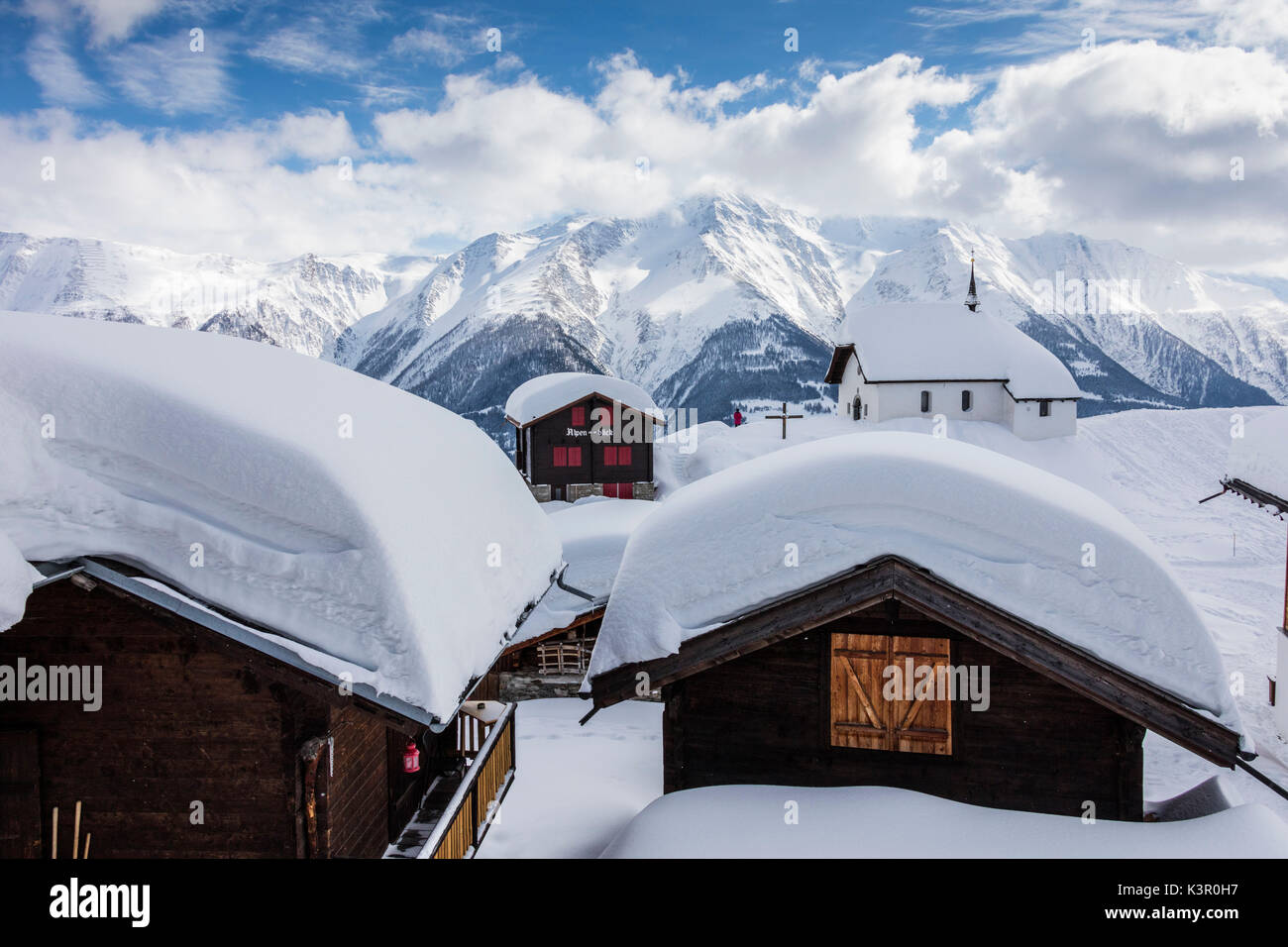 Verschneiten Berghütten und Kirche von hohen Gipfeln Bettmeralp Bezirk Raron im Kanton Wallis Schweiz Europa umgeben Stockfoto