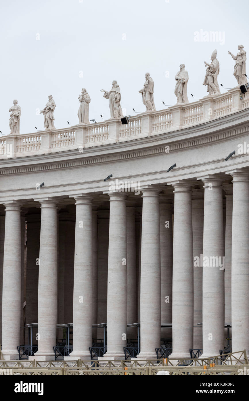 Die elliptische Kolonnade von Gian Lorenzo Bernini rund um die Basilika di San Pietro Vaticano Rom Latium Italien Europa erstellt Stockfoto
