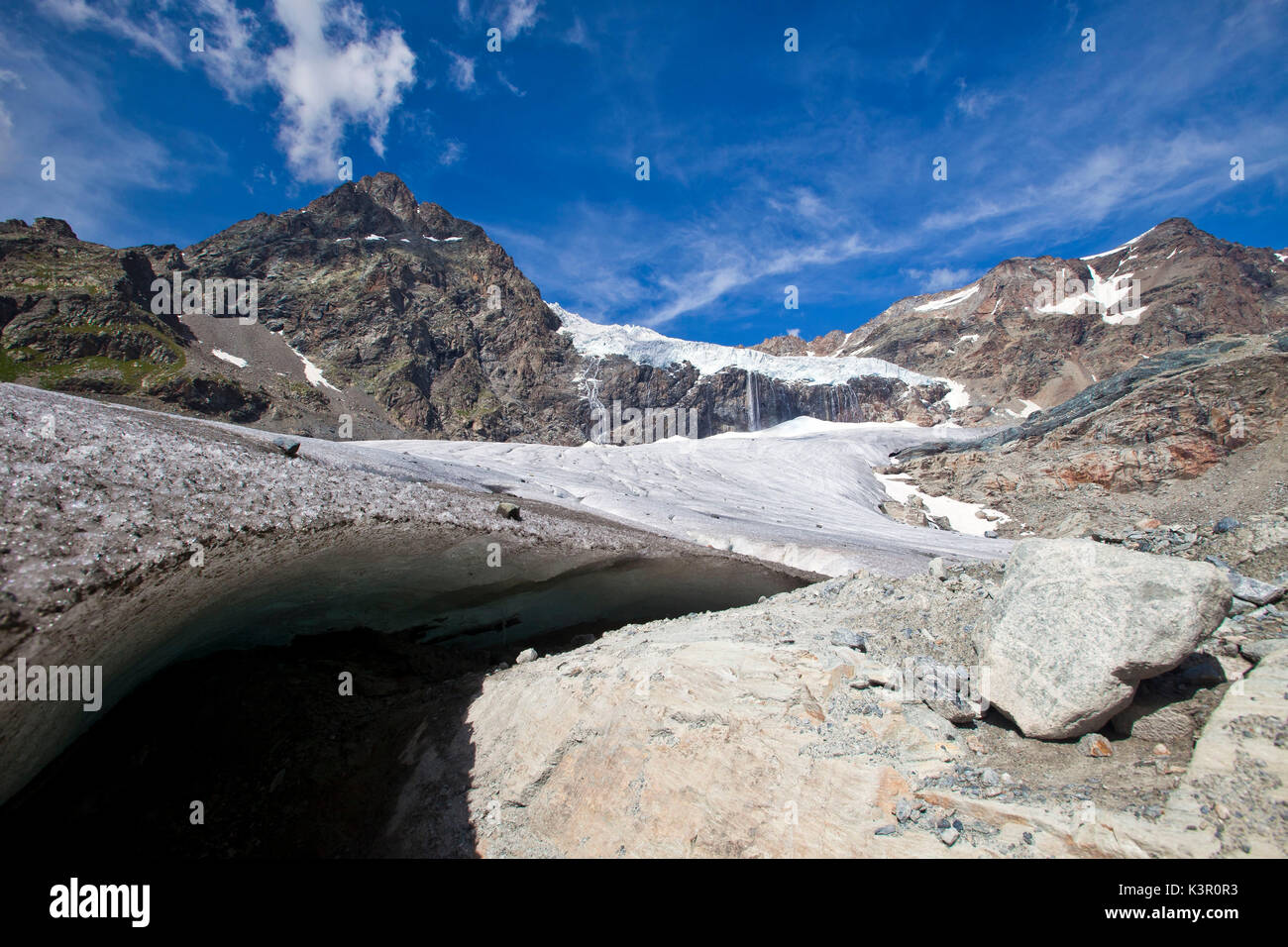 Der Schatten einer Gletscherspalte, einen tiefen Riss im Eis des Fellaria Gletscher, Valmalenco, Valtellina, Lombardei Italien Europa Stockfoto