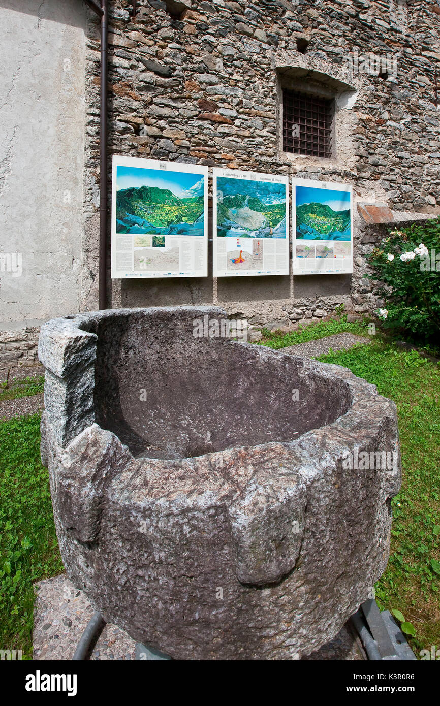 Das kleine Museum, in den sakristeien der S. Abbondio Kirche eingestellt, in dem die alten Ergebnisse der Dorf namens Piuro, die im Jahre 1918 durch einen Erdrutsch - Piuro, Valchiavenna, Lombardei Italien Europa begraben wurde. Stockfoto
