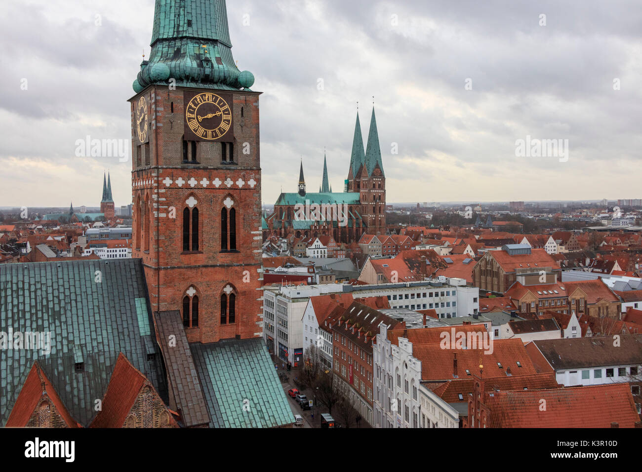 Die gotische Architektur der mittelalterlichen Stadt und Kirche mit dem typischen Glockenturm Lübeck Schleswig Holstein Deutschland Europa Stockfoto
