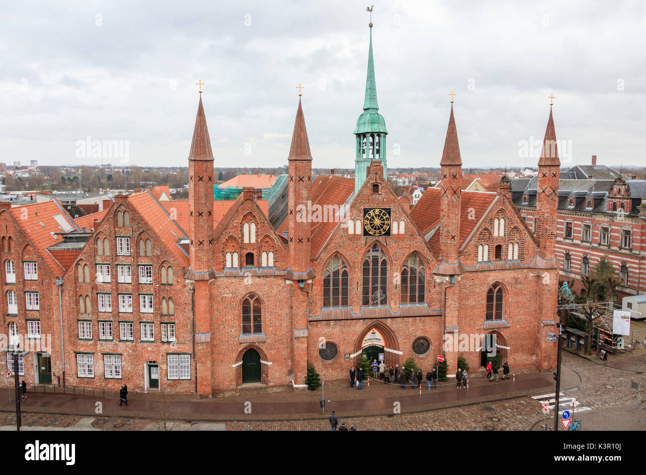 Die gotische Architektur der Fassade der Kathedrale mit der typischen Glockenturm Lübeck Schleswig Holstein Deutschland Europa Stockfoto