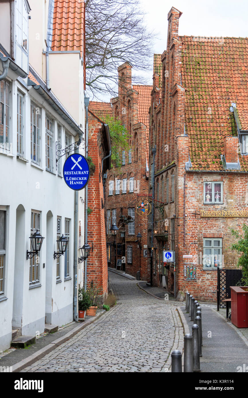 Eine typische Gasse in der alten und gotische Stadt Zentrum von Lübeck Schleswig Holstein Deutschland Europa Stockfoto