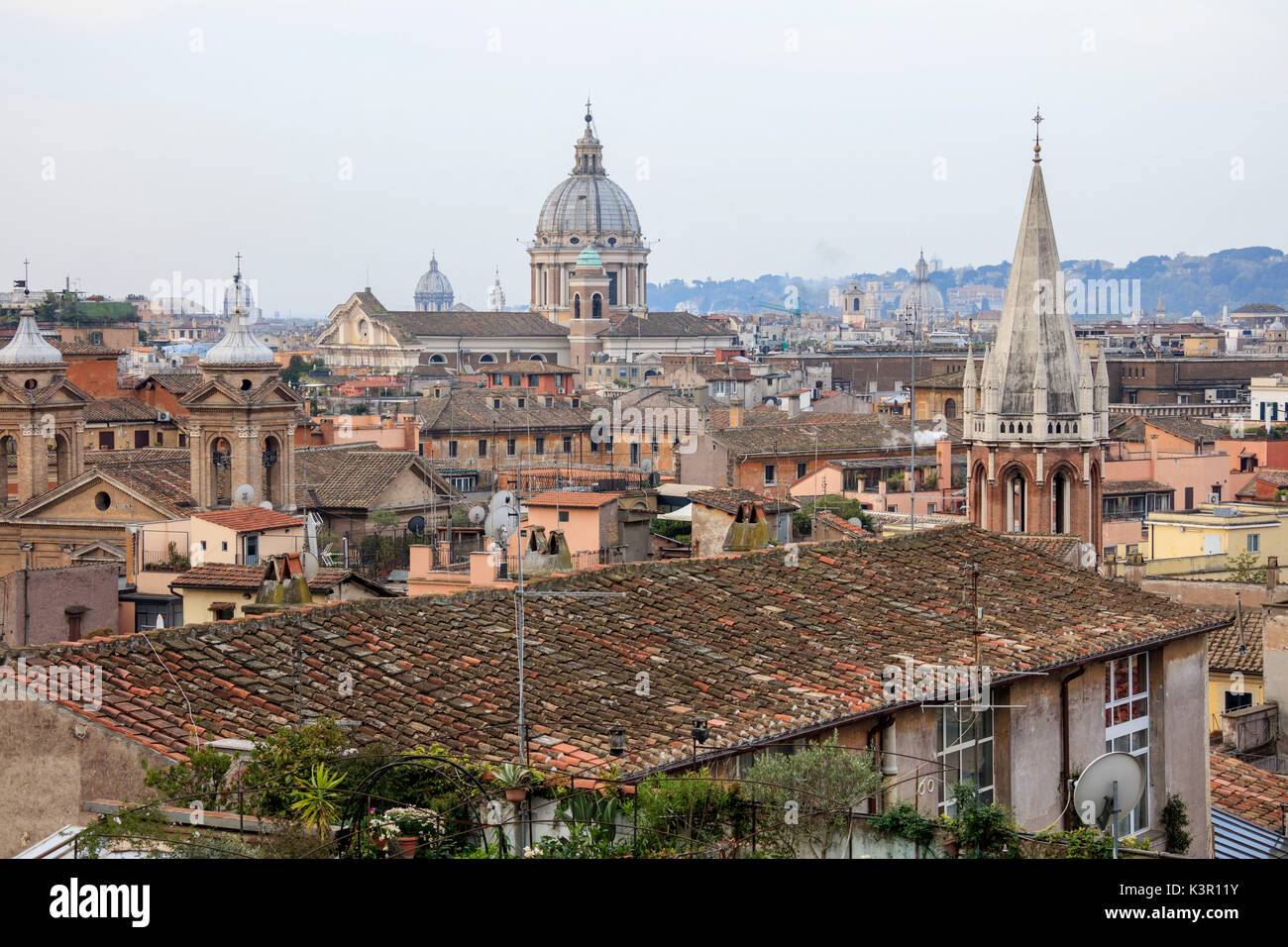 Der Blick auf die Stadt vom Pincio mit den typischen Häusern und alten Kuppeln der Kirchen Rom Latium Italien Europa Stockfoto