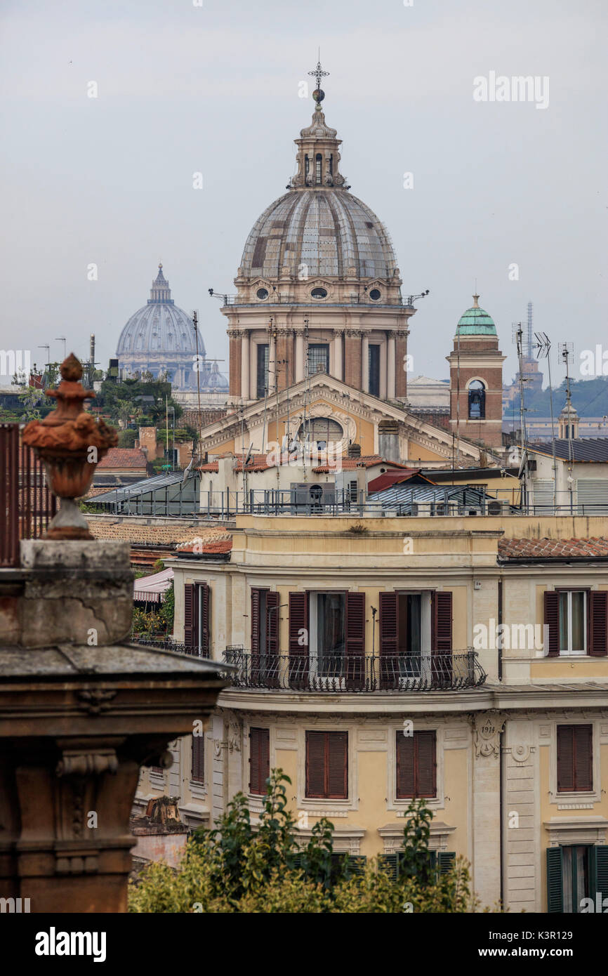 Der Blick auf die Stadt vom Pincio mit den typischen Häusern und alten Kuppeln der Kirchen Rom Latium Italien Europa Stockfoto