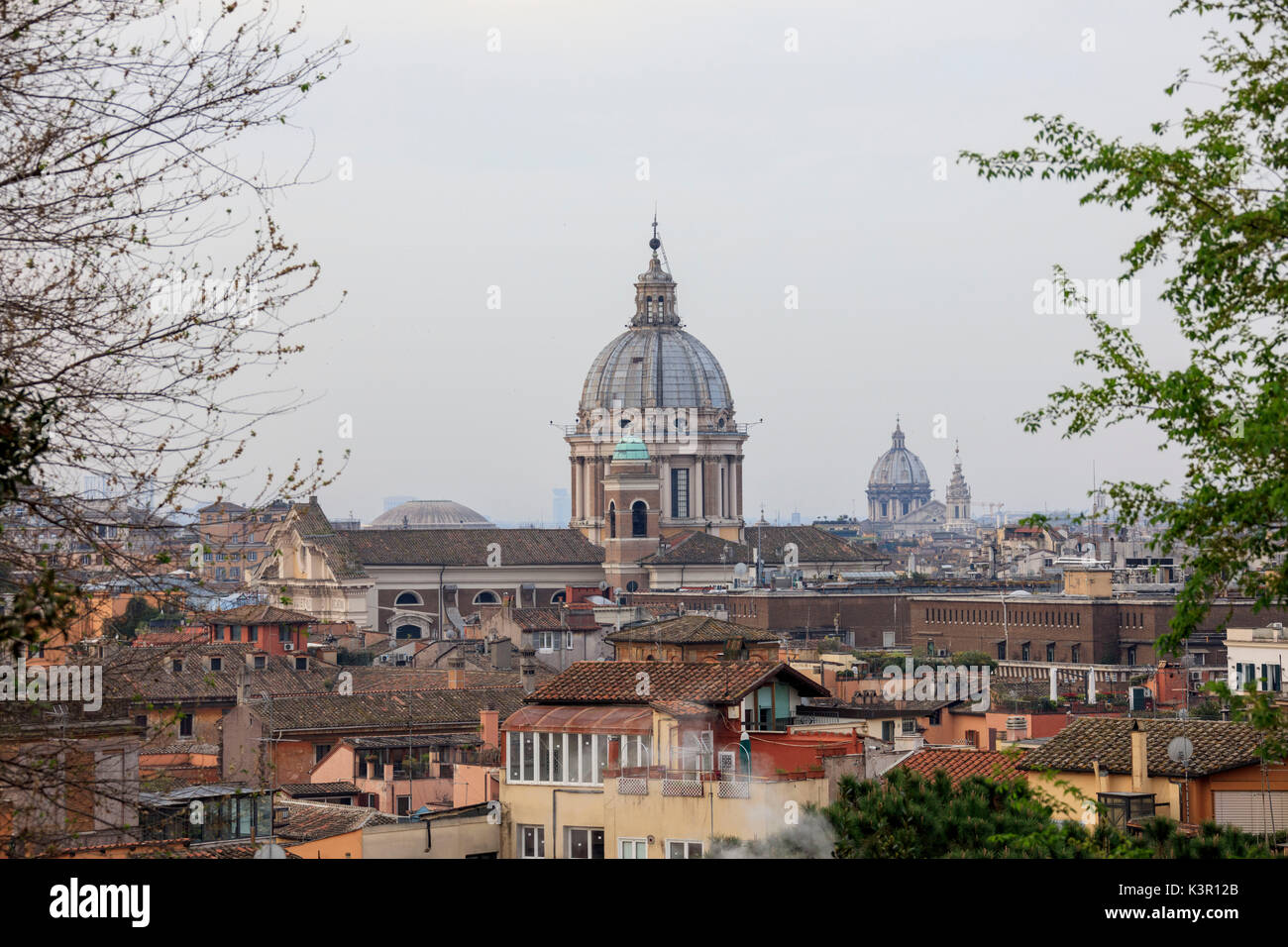 Der Blick auf die Stadt vom Pincio mit den typischen Häusern und alten Kuppeln der Kirchen Rom Latium Italien Europa Stockfoto