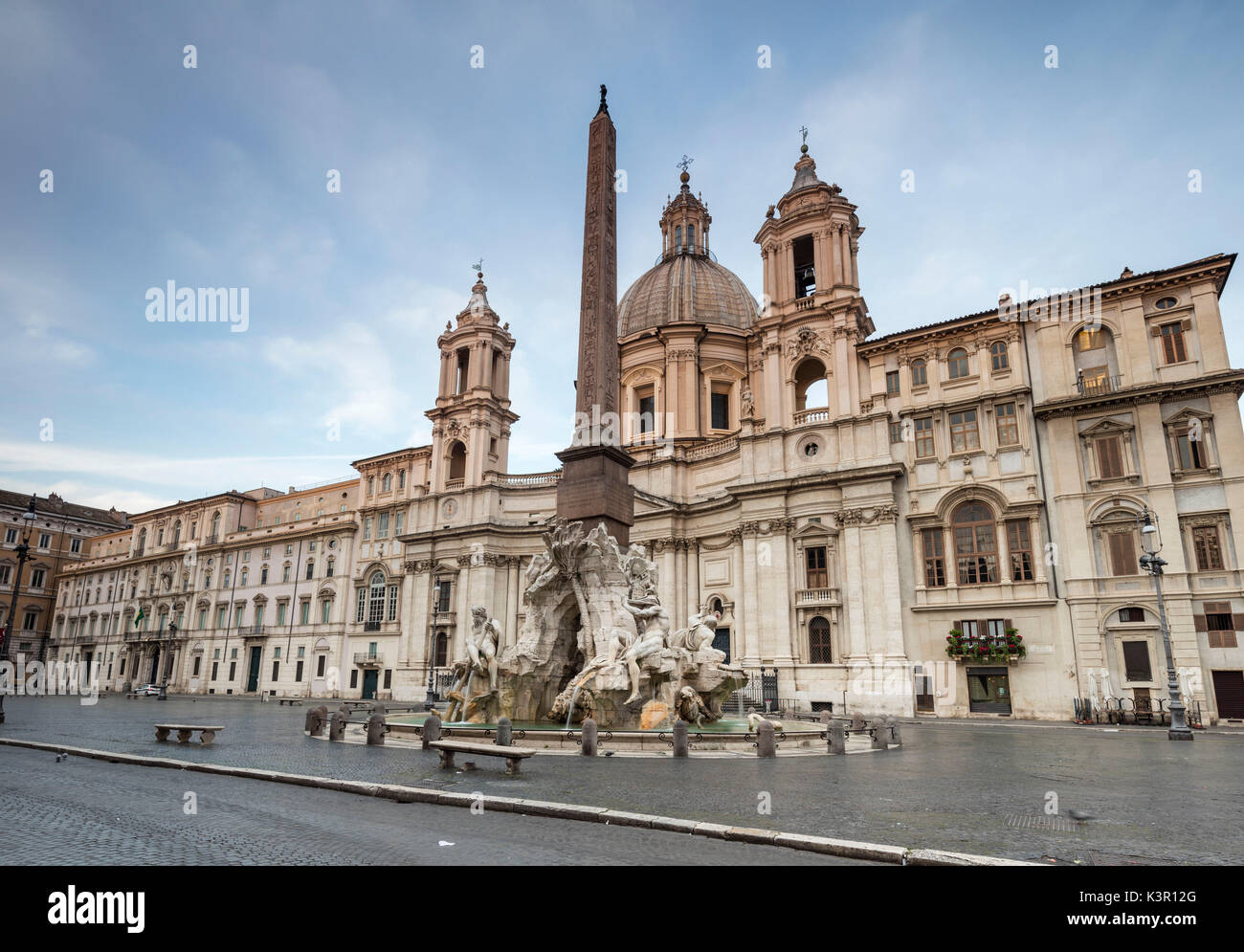 Blick auf die Piazza Navona mit Brunnen der vier Flüsse und der Ägyptische Obelisk in der Mitte von Rom Latium Italien Europa Stockfoto