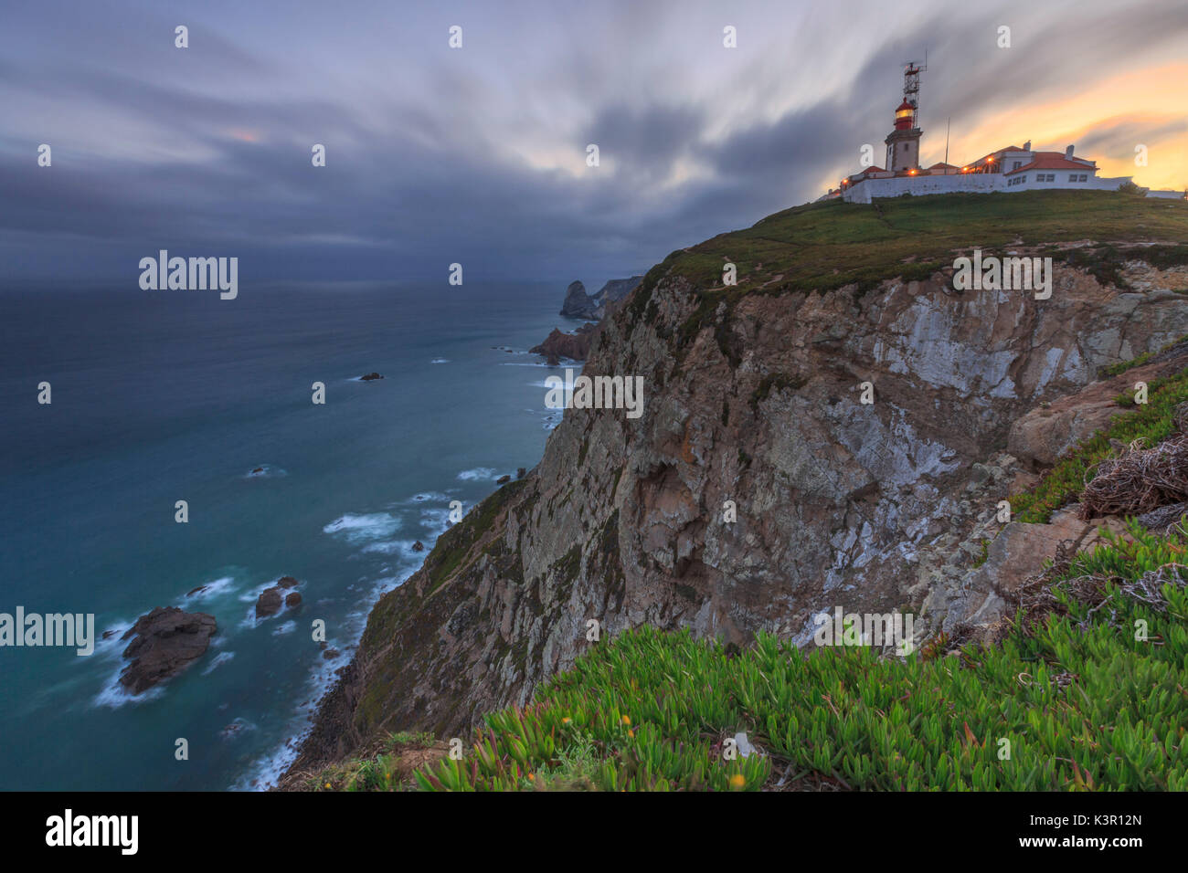 Sonnenaufgang auf dem Kap und den Leuchtturm von Cabo da Roca mit Blick auf den Atlantischen Ozean Sintra Portugal Europa Stockfoto