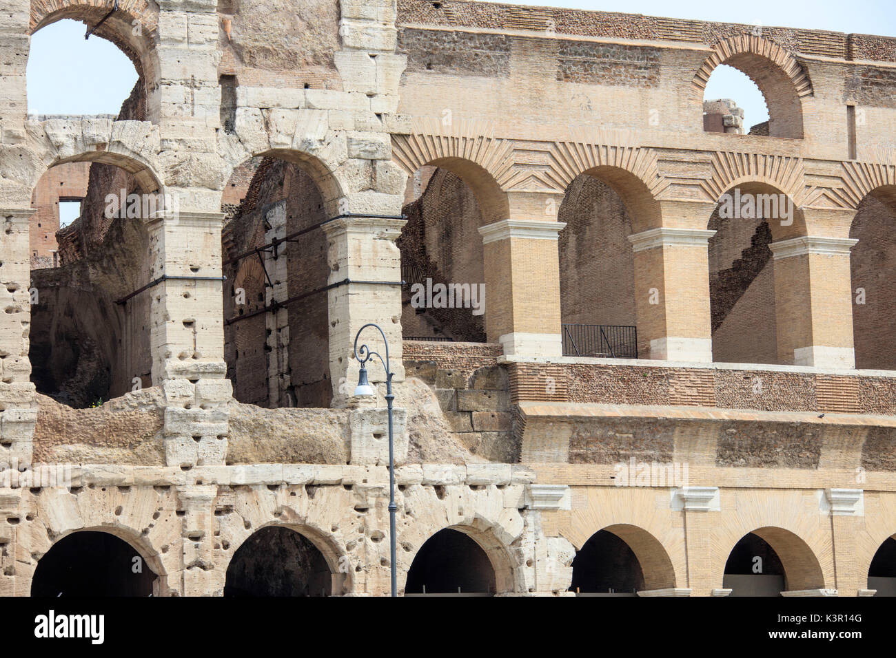 Die architektonischen Details des antiken Gebäudes Colosseum das größte Amphitheater, das jemals gebaut wurde Rom Latium Italien Europa Stockfoto