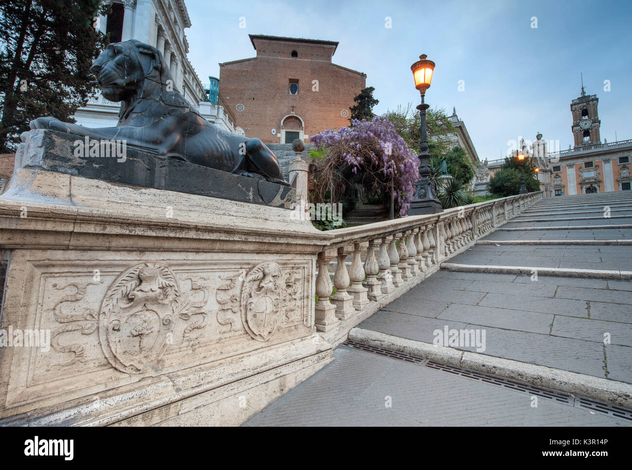 Blumen auf der Steintreppe, die zur Piazza del Campidoglio und der Basilika Santa Maria Ara Coeli Rom Latium Italien Europa führen. Stockfoto