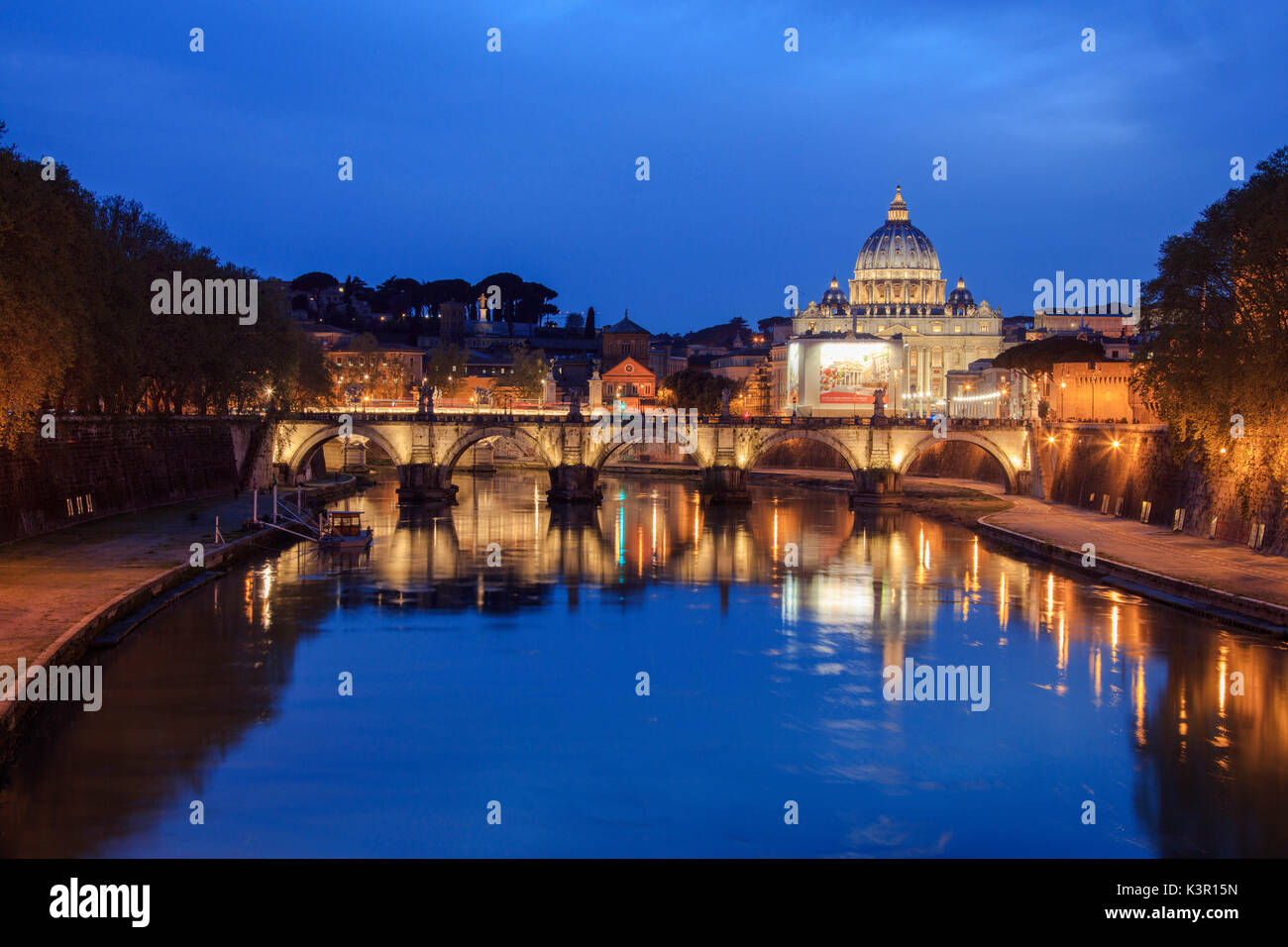 Dämmerung am Tiber mit Brücke Umberto I und die Basilica di San Pietro in Vaticano im Hintergrund Rom Latium Italien Europa Stockfoto
