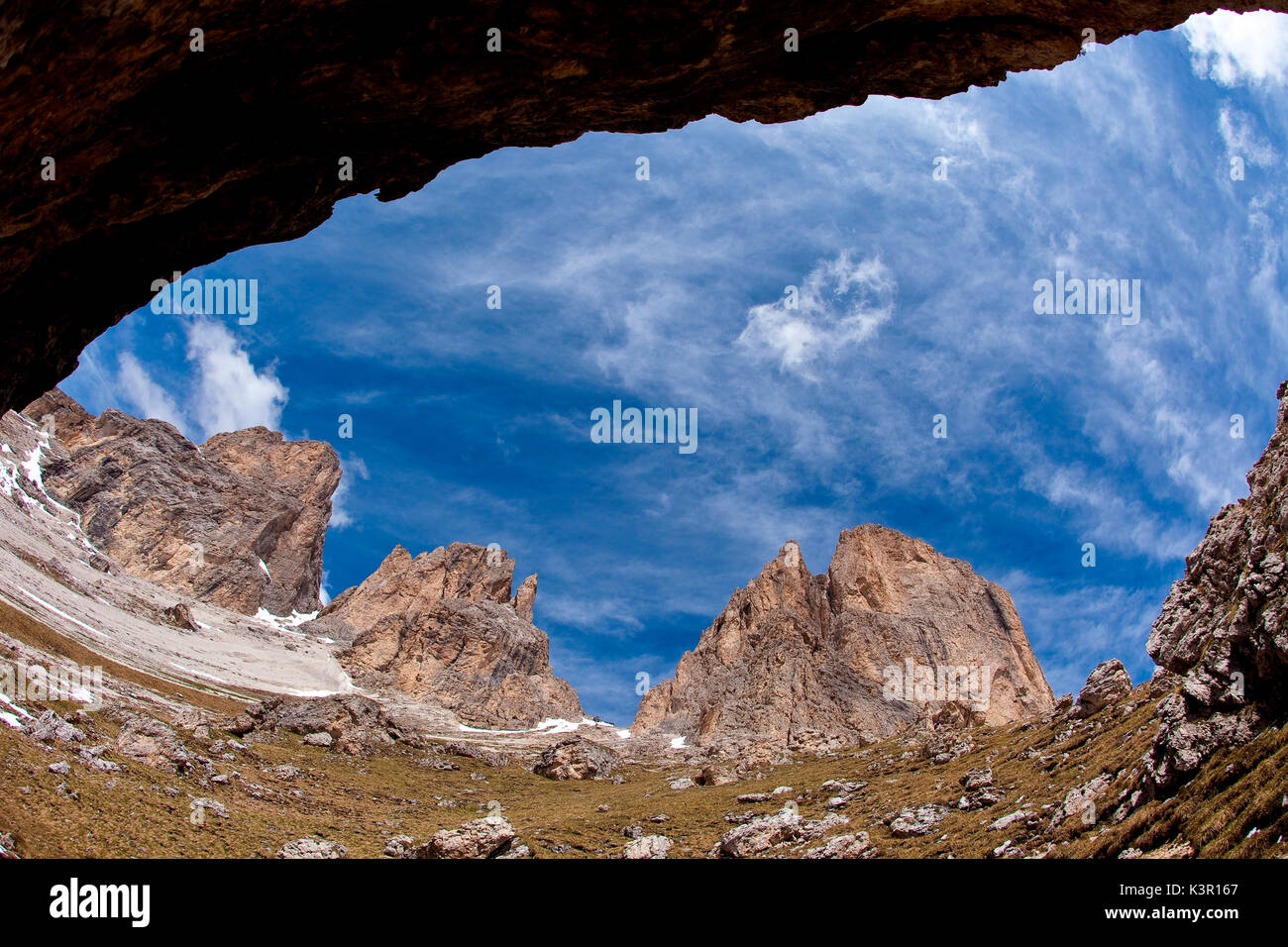 Einen herrlichen Blick auf den Langkofel, die aus einer gut ausgestatteten Weg um ihn herum läuft, hier durch das Sellajoch, Dolomiten, Südtirol, Trentino Alto Adige Italien Europa Stockfoto