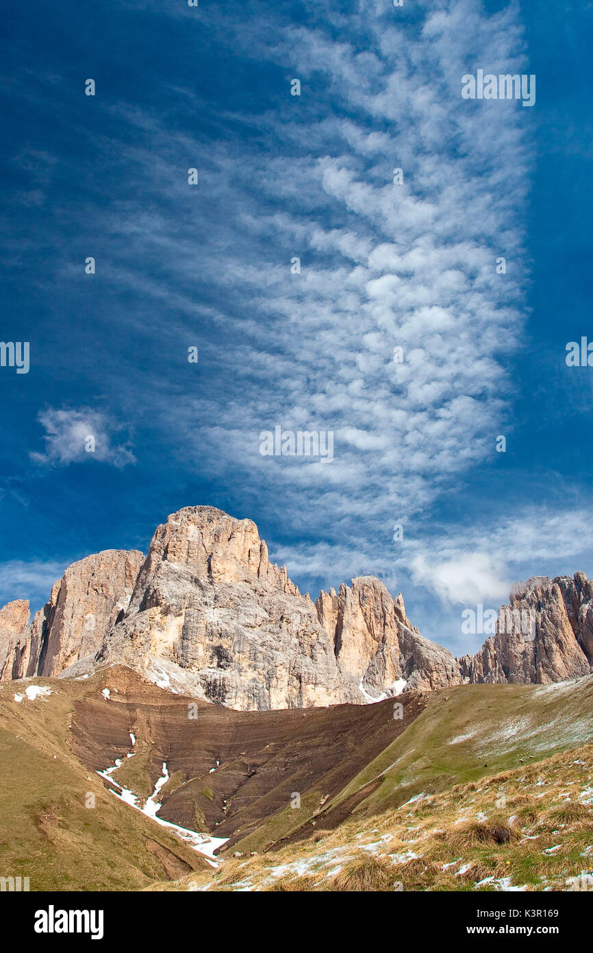 Der Langkofel Gruppe ist ein Bergmassiv in der westlichen Dolomiten. Es trennt GrÃ¶den (im Norden) und das Fassatal (im Süden), sowie der Sella Massiv (im Osten) und der Rosengarten (im Westen). Nordwestlich des Langkofel ist die Seiser Alm. Der höchste Punkt im Bereich der namensgebende Langkofel mit einer Höhe von 3,181 Metern. Trentino Alto Adige Italien Europa Stockfoto