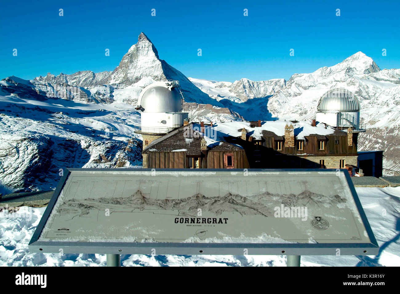 Gedenktafel mit den Namen der Peaks durch die Gornergrat Station. Im Hintergrund das Matterhorn und Dent Blanche auf der rechten Seite, Kanton Wallis, Schweiz, Europa Stockfoto