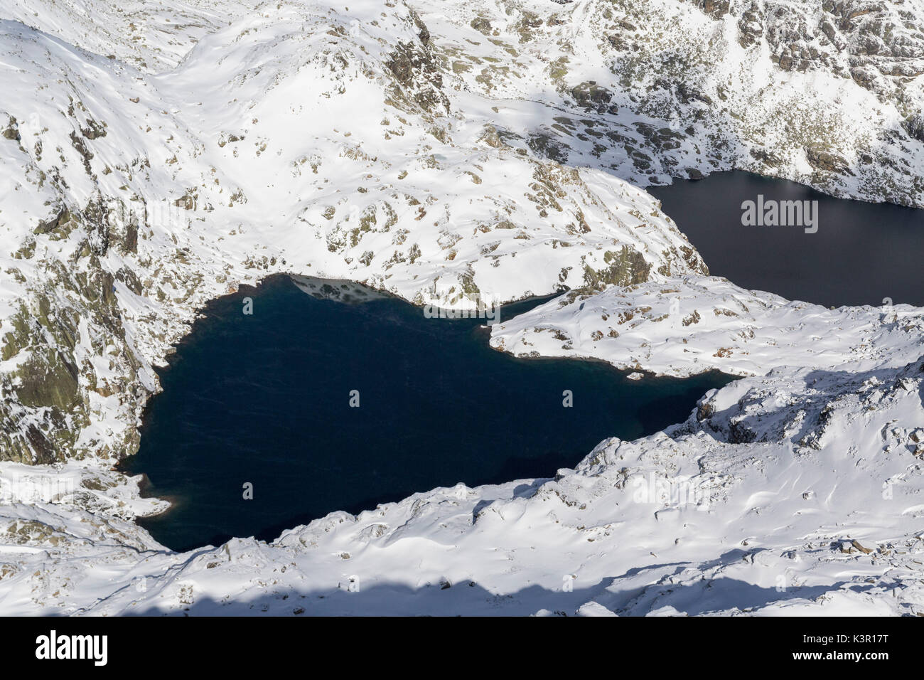 Luftaufnahme des blauen Bergseen von schneebedeckten Gipfeln Truzzo Tal Spluga Tal Veltlin Lombardei Italien Europa gerahmt Stockfoto