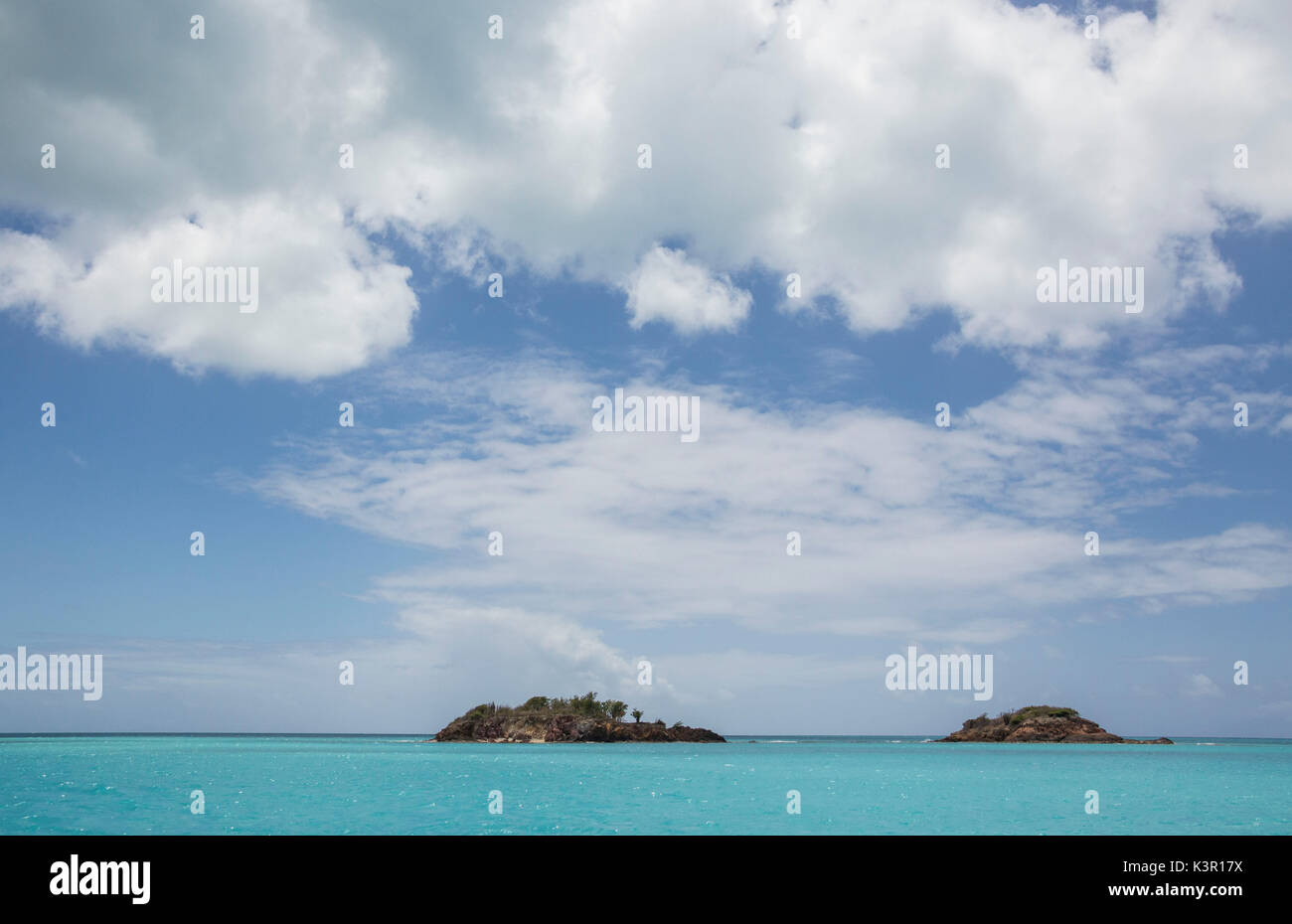 Das türkisfarbene Karibische Meer vom Boot Tour Antigua und Barbuda Leeward Islands West Indies gesehen Stockfoto