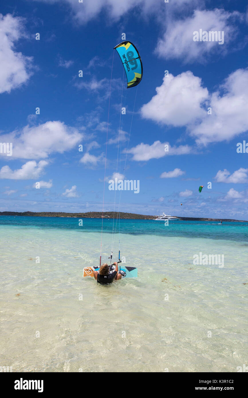 Kitesurfen in der Ruhe und dem türkisfarbenen Wasser der Karibik grüne Insel Antigua und Barbuda Leeward Island West Indies Stockfoto