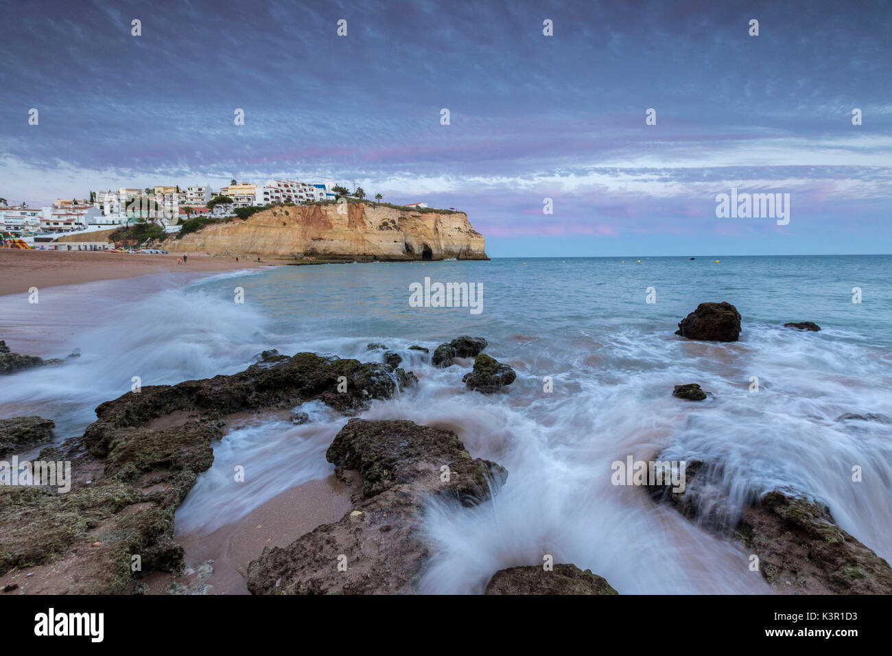 Sonnenuntergang auf dem Dorf Carvoeiro umgeben von feinsandigen Strand und dem klaren Meer Lagoa Gemeinde Algarve Portugal Europa Stockfoto