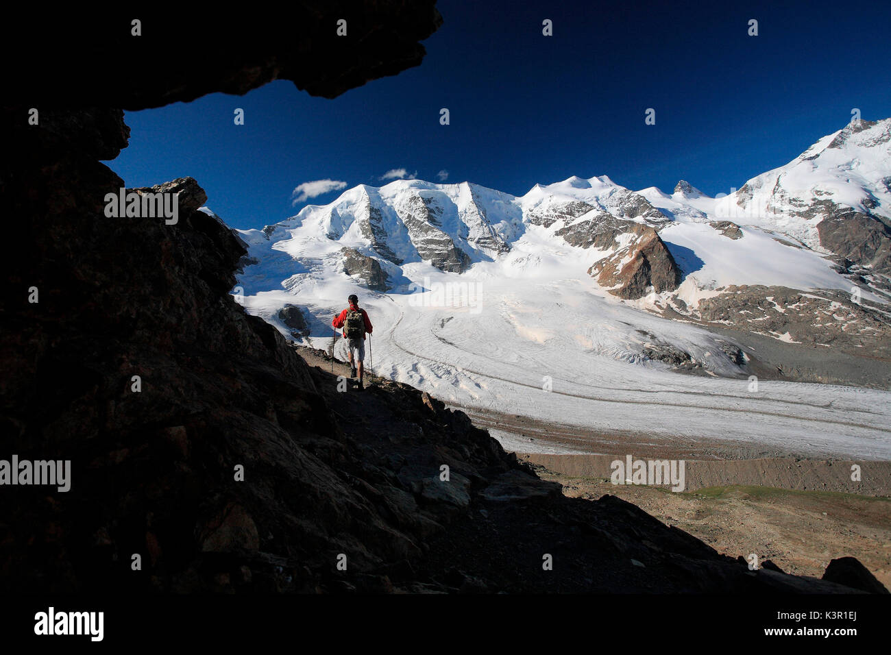 Abstieg von Munt Pers, sehr nahe an der Diavolezza Zuflucht, das Trekking-Liebhaber con genießen Sie den Blick auf die großen Pers Gletscher und des Morteratschgletschers. Hohe Engadin, Schweiz Europa Stockfoto