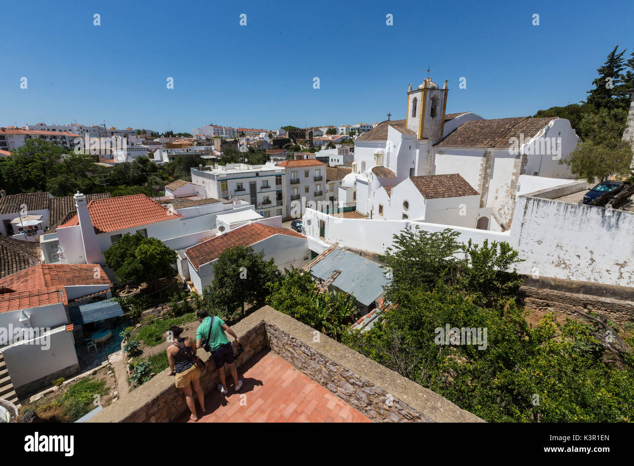 Die historische Kirche von Santiago Blick von einer Terrasse im Dorf von Tavira Faro Algarve Portugal Europa Stockfoto