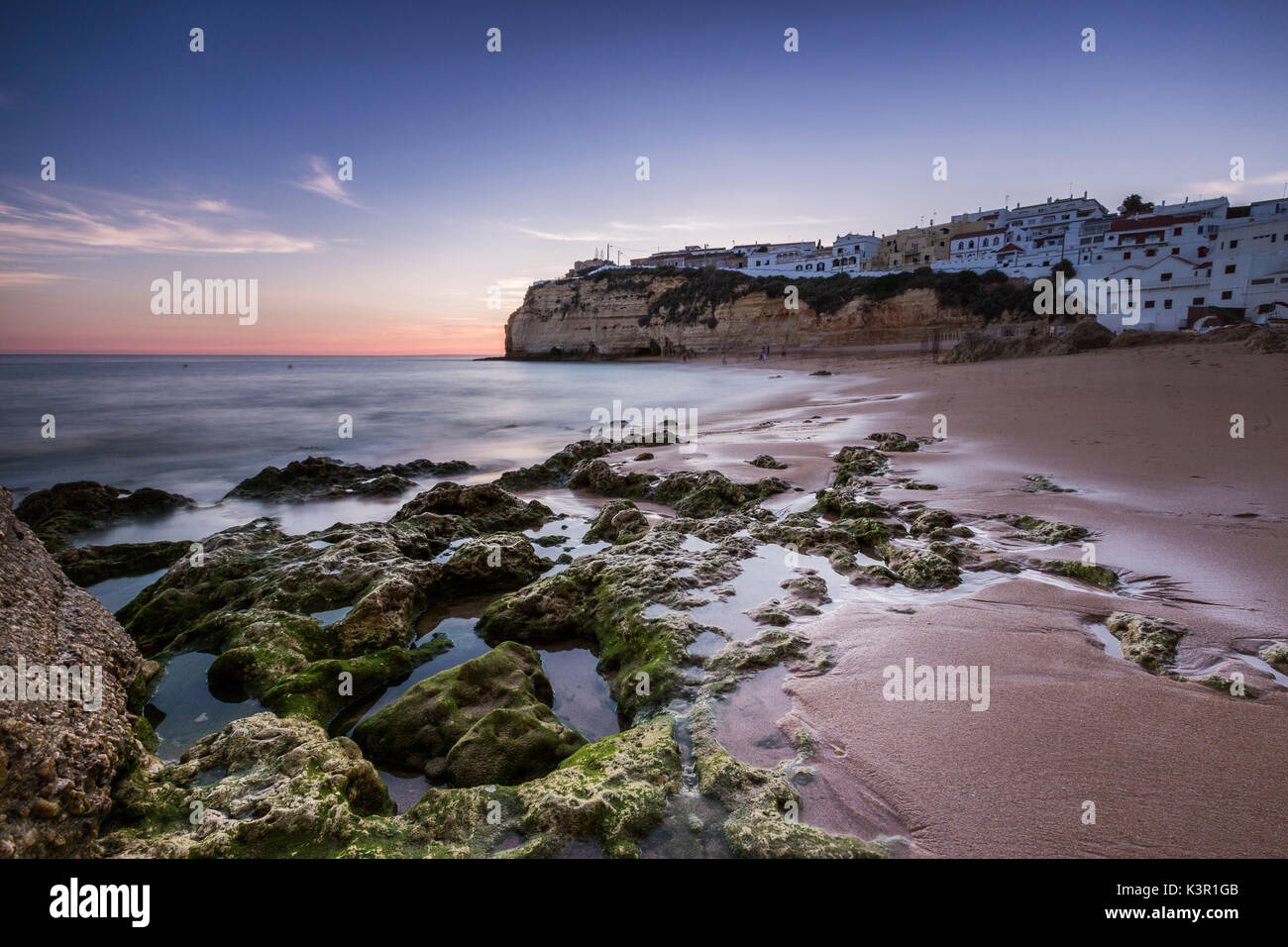 Sonnenuntergang über dem Dorf thront auf der Landzunge mit Blick auf den Strand von Carvoeiro Algarve Lagoa Faro Bezirk Portugal Europa Stockfoto