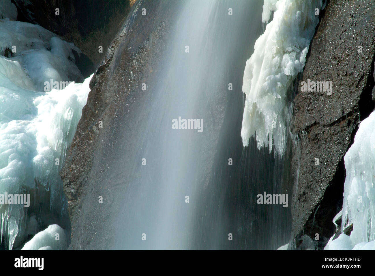 Eine dicke Eisschicht bildet sich im Winter auf den Seiten der Wasserfall von Acquafragia. Borgonuovo di Piuro. Valchiavenna. Valtellina. In der Lombardei. Italien. Europa. Stockfoto