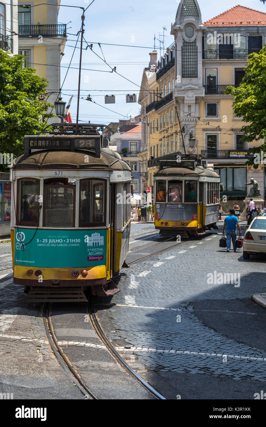 Eine typische Straßenbahn nimmt Touristen zu entdecken, die alte Stadt Lissabon mit seiner Architektur und farbenfrohe Häuser Portugal Europa Stockfoto