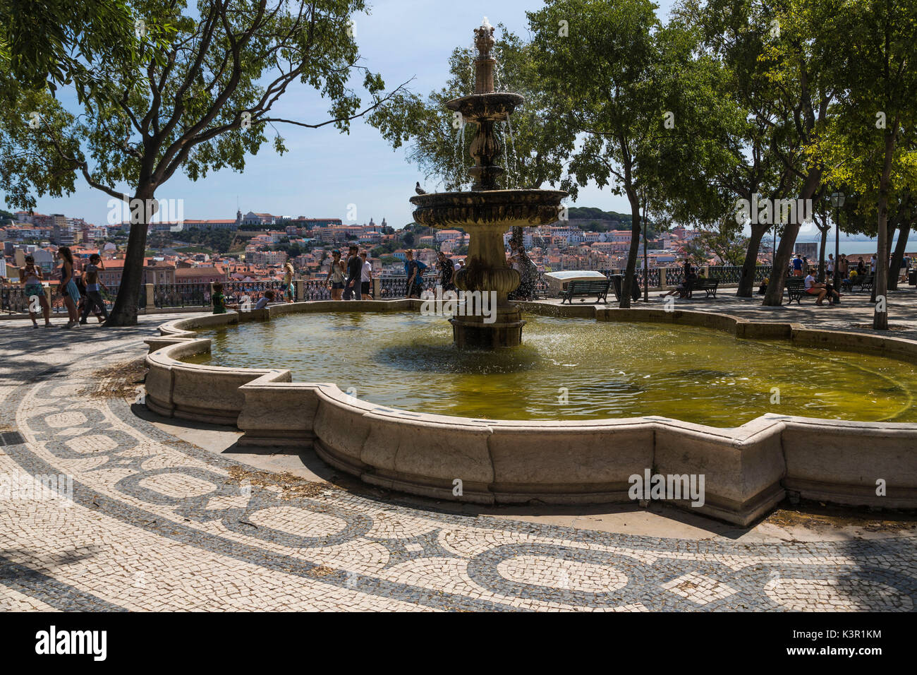 Brunnen und Platz mit dekorativen Fliesen auf einer Terrasse am Mirador de San Pedro de Alcantara Bairro Alto Lissabon Portugal Europa Stockfoto