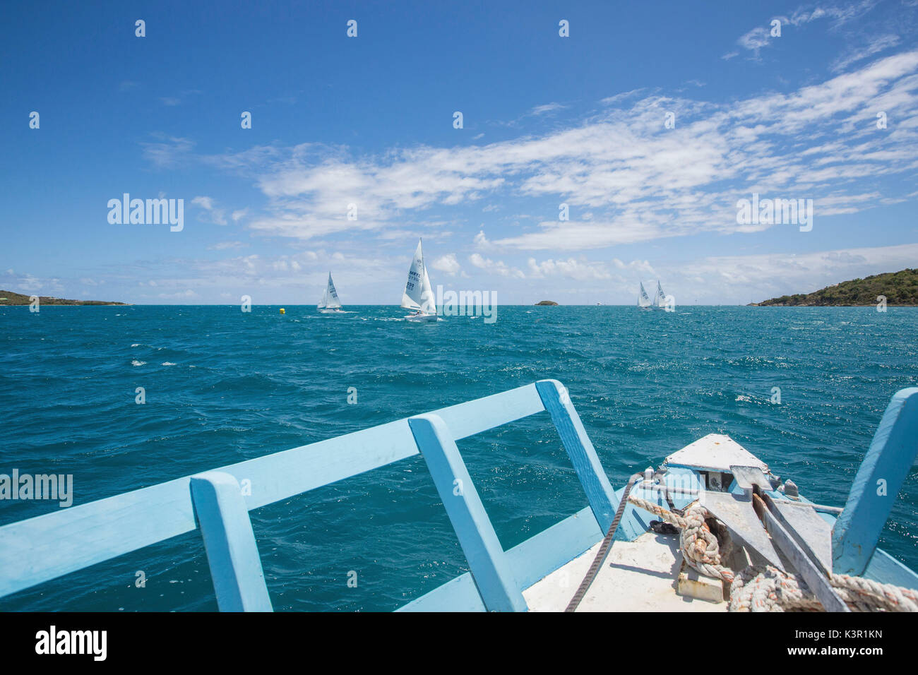 Boote im türkisfarbenen Wasser der Karibik grüne Insel Antigua und Barbuda Leeward Island West Indies Stockfoto