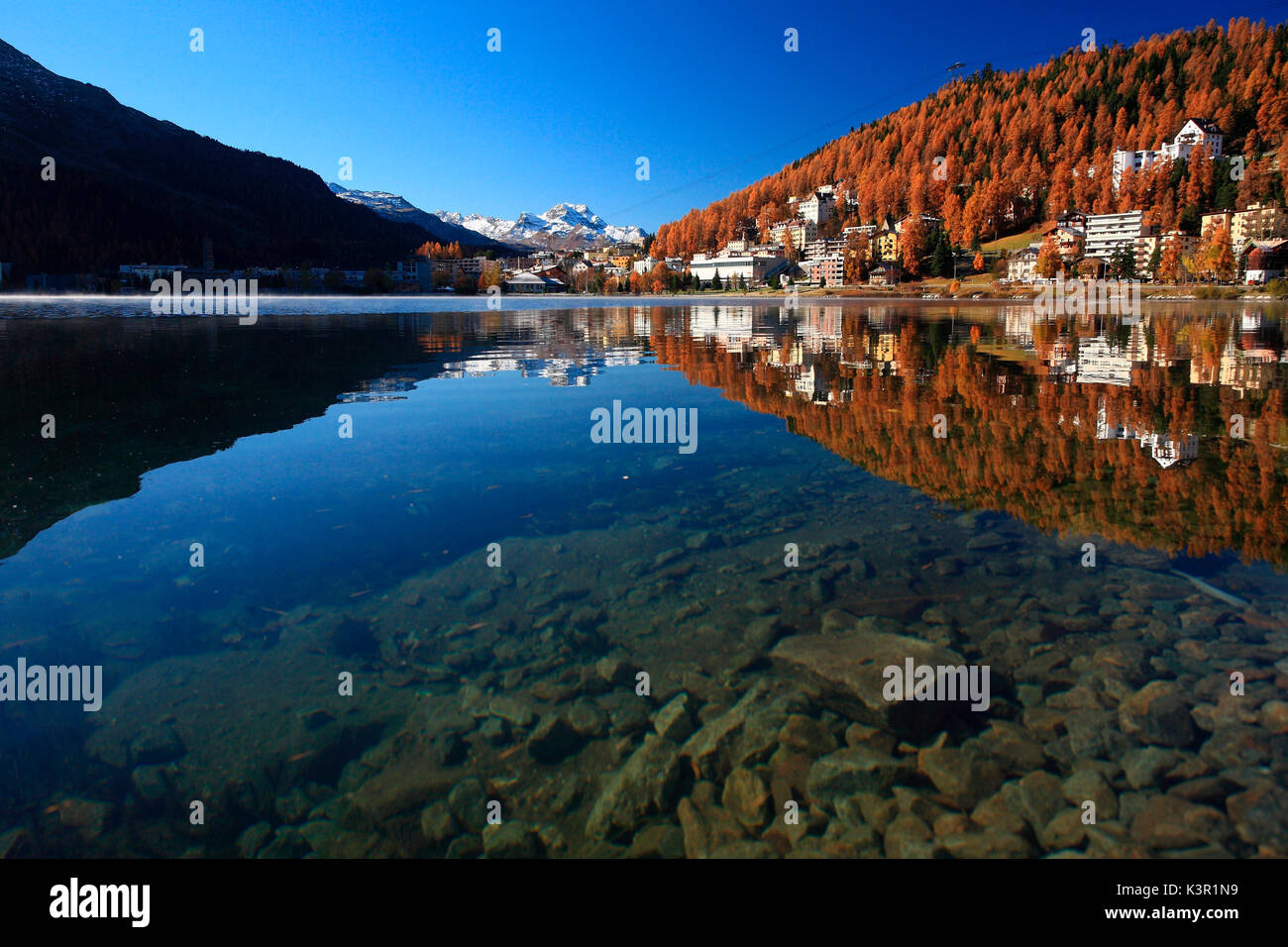Die Häuser von St. Moritz in der See im Herbst reflektiert, Engadin, Schweiz Europa Stockfoto