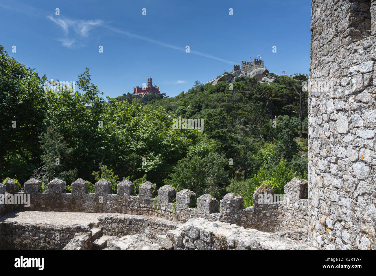 Die befestigte Steinmauern und Turm der mittelalterlichen Castelo Dos Mouros in Sintra Gemeinde Bezirk Lissabon Portugal Europa Stockfoto