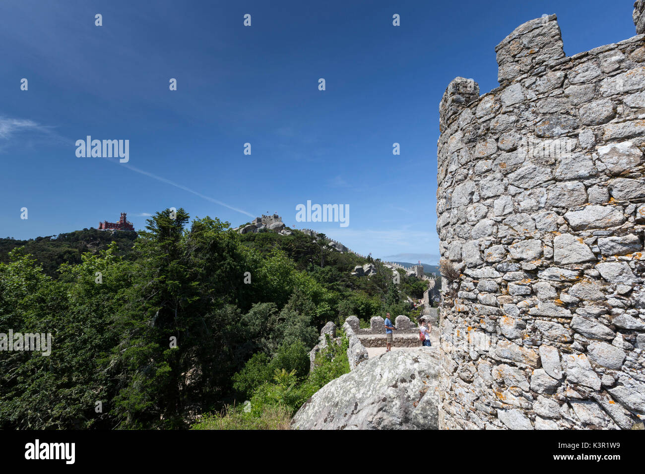 Die befestigte Steinmauern und Turm der mittelalterlichen Castelo Dos Mouros in Sintra Gemeinde Bezirk Lissabon Portugal Europa Stockfoto