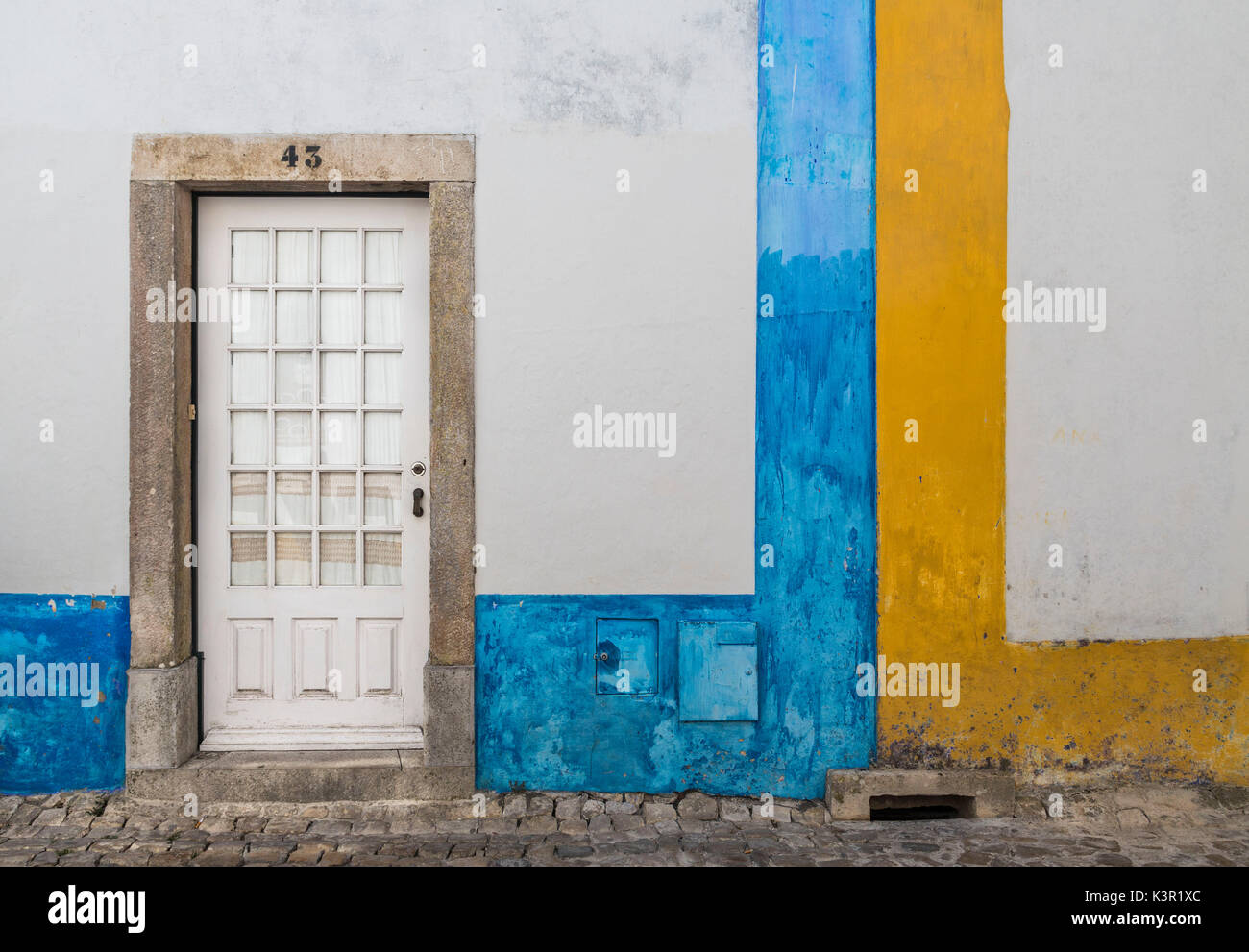 Eine bunt bemalte Mauer eines Hauses in der alten befestigten Dorf Obidos Oeste Leiria District Portugal Europa Stockfoto