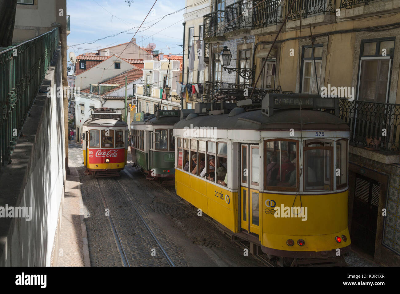 Die charakteristische Straßenbahn Richtung eine zentrale Bairro Alto Viertel in der Altstadt von Lissabon Portugal Europa Stockfoto