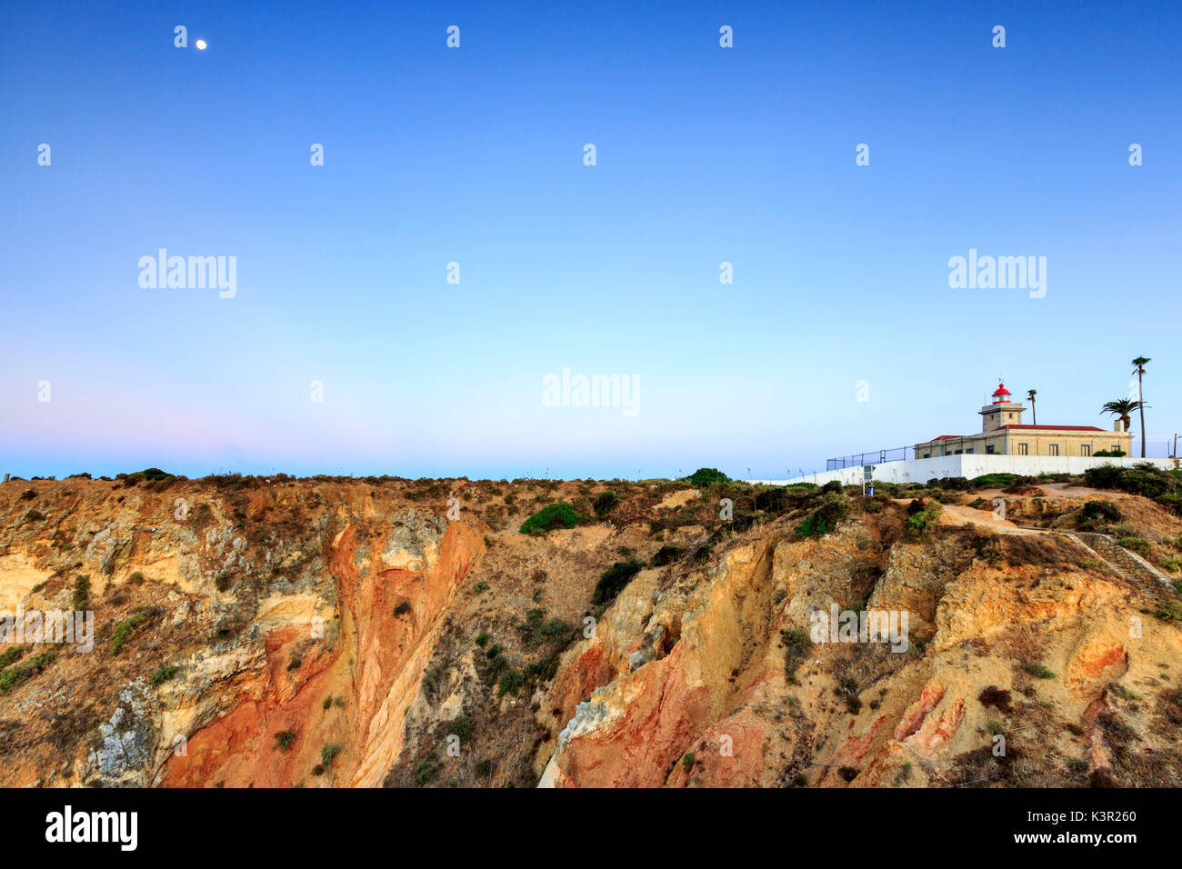 Die sanften Farben der Morgenröte am Leuchtturm mit Blick auf die roten Felsen von Ponta da Piedade Lagos Algarve Portugal Europa Stockfoto