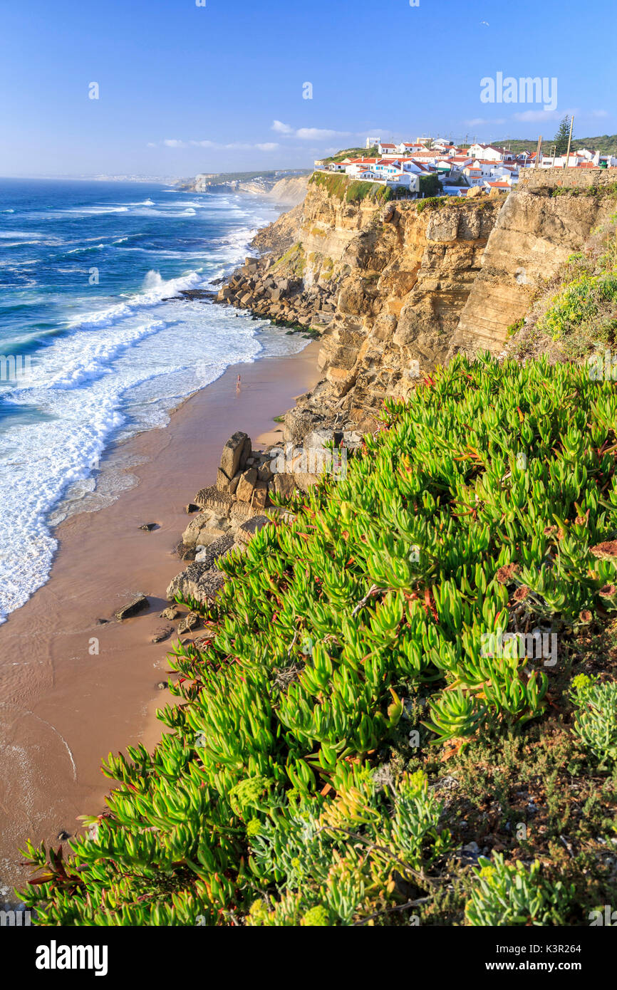 Blick von oben auf das Meer Wellen, die auf den hohen Klippen von Azenhas do Mar Sintra Portugal Europa Stockfoto