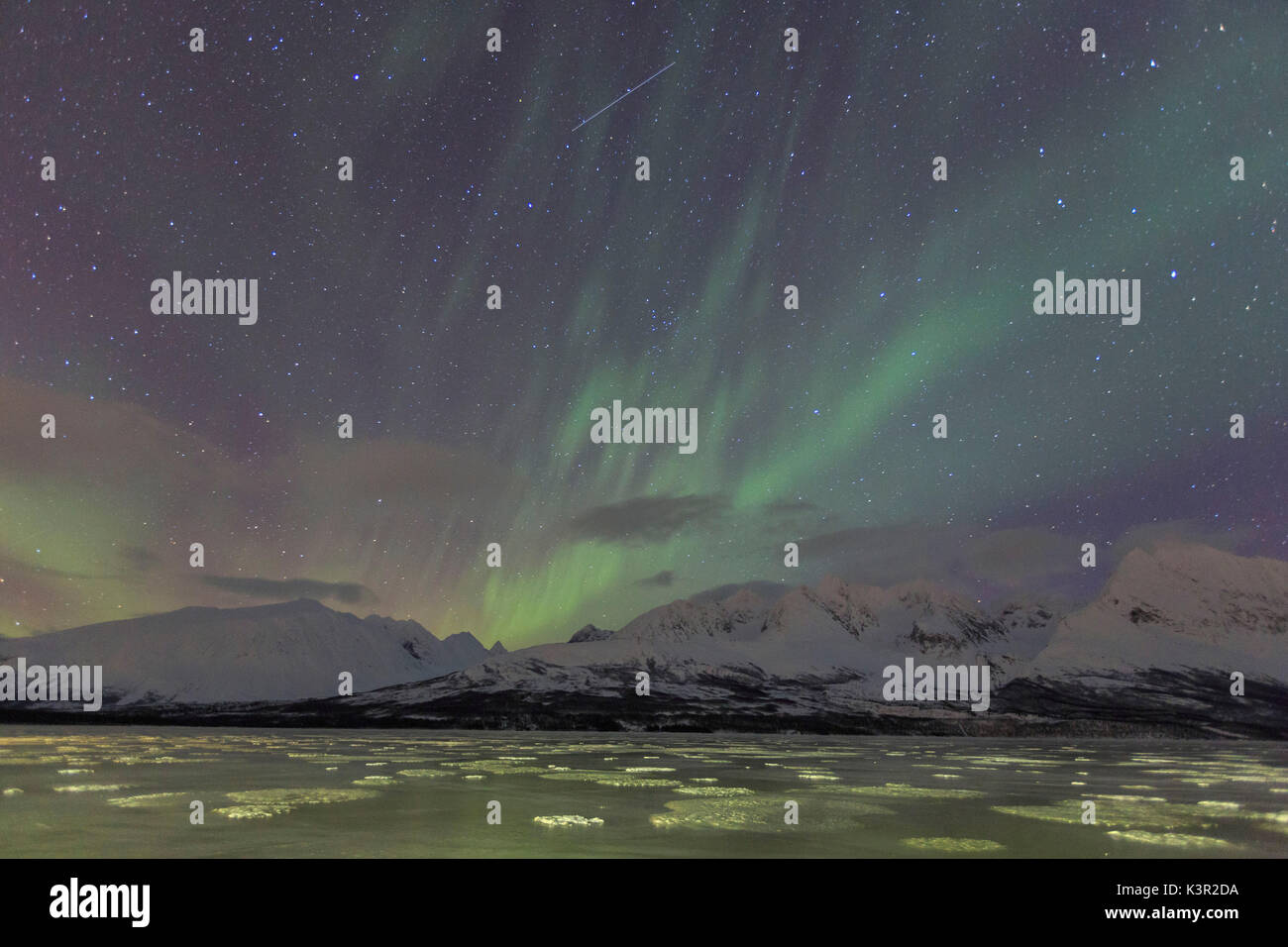 Northern Lights auf die eisige Landschaft von Svensby Lyngen Alpen Tromsø Lappland Norwegen Europa Stockfoto