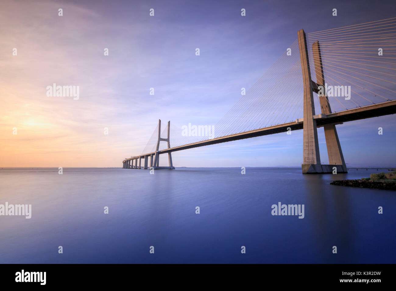 Die Farben der Morgendämmerung auf Vasco da Gama Brücke überspannt den Fluss Tejo in Parque das Nações Lissabon Portugal Europa Stockfoto