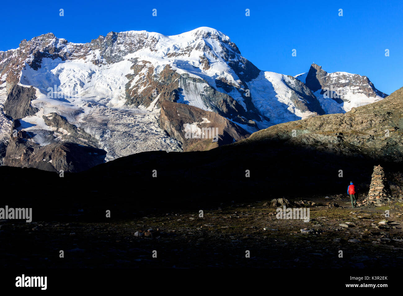 Wanderer bewundert die schneebedeckten Gipfel des Breithorns Zermatt im Kanton Wallis Walliser Alpen Schweiz Europa Stockfoto