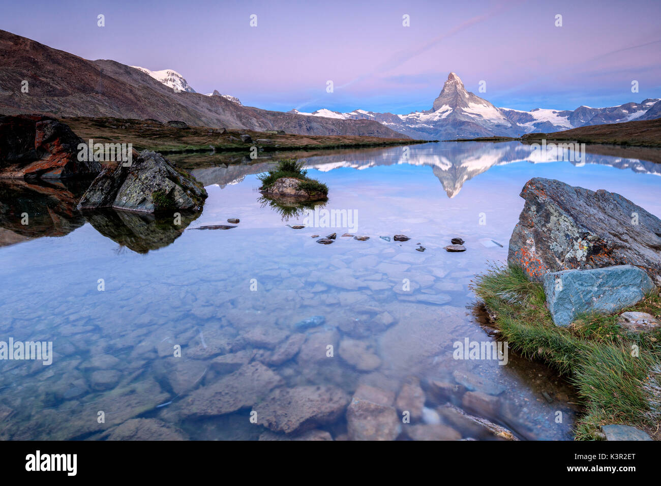 Das Matterhorn spiegelt sich im See Stellisee im Morgengrauen Zermatt Walliser Alpen Kanton Wallis Schweiz Europas Stockfoto